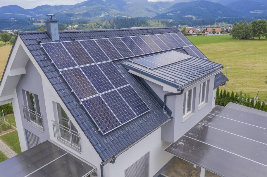 Instalación de placas solares en tejado de vivienda unifamiliar