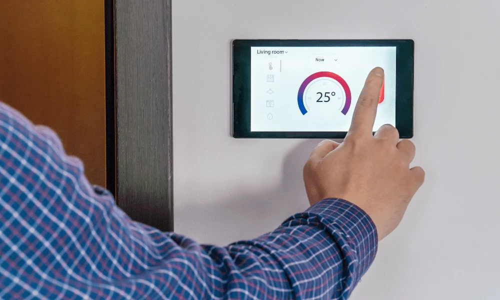¿Cuánto consume la aerotermia al mes? Consumo real en invierno y verano Termostato inteligente controlando el consumo y la temperatura de una vivienda con aerotermia