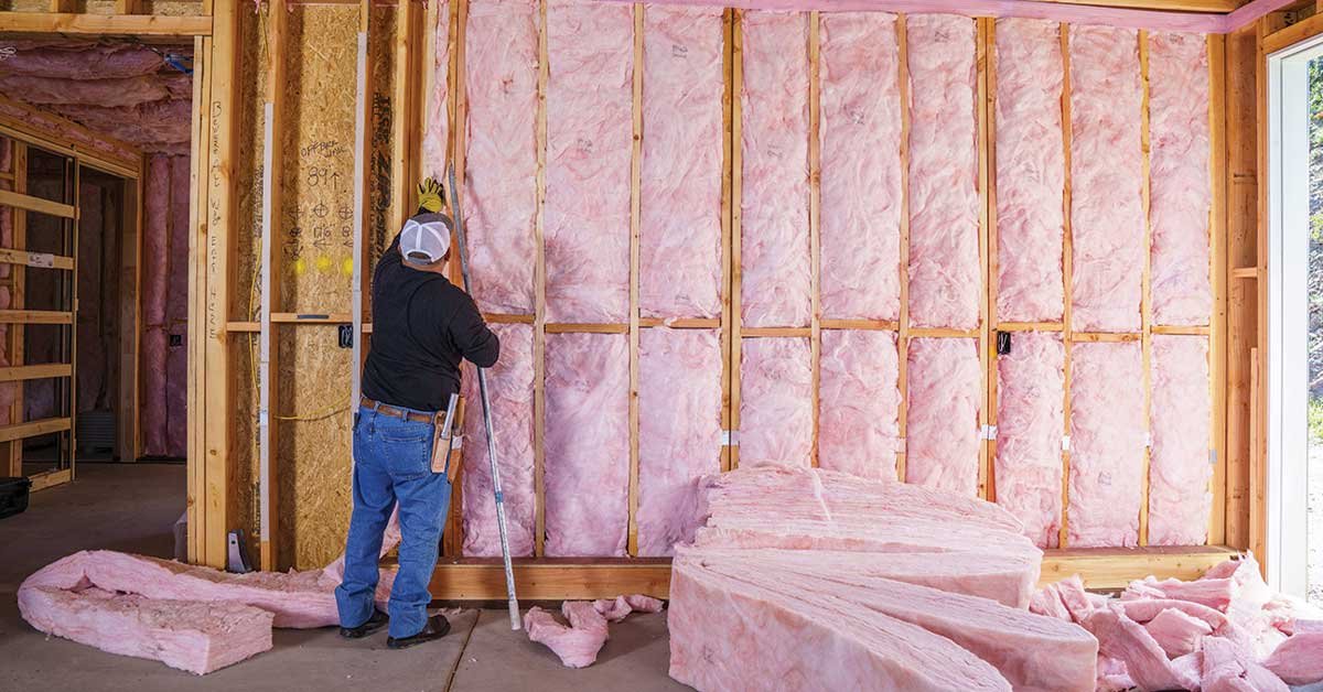 Instalación de aislamiento térmico en pared de vivienda para optimizar el rendimiento de la climatización